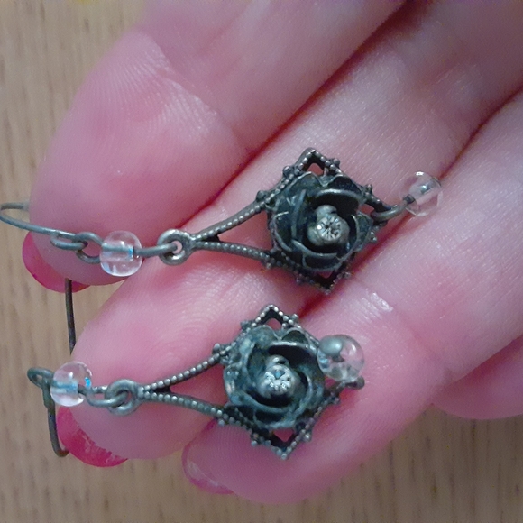 Elegant Silver Floral Earrings - Picture 5 of 5